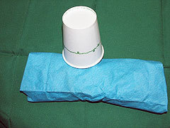 診察基本セットの包装滅菌、紙コップ、紙エプロンの使用